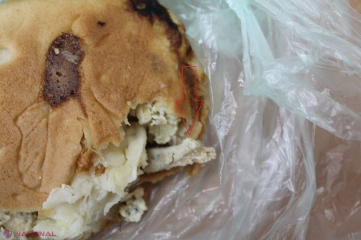 Foto // DEZGUSTĂTOR! Ce a găsit un chișinăuean într-o plăcintă cumpărată de la un market