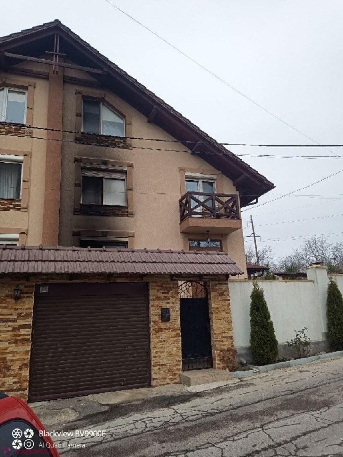 FOTO // O casă din Stăuceni a ars ca o torță, iar proprietara s-a ales cu leziuni