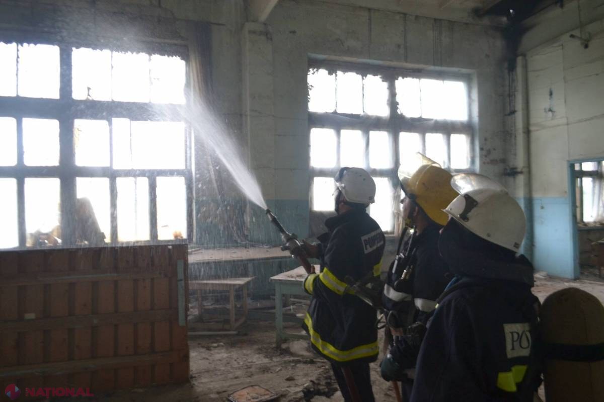 FOTO // Depozit, cuprins de FLĂCĂRI în R. Moldova. Zece autospeciale au INTERVENIT
