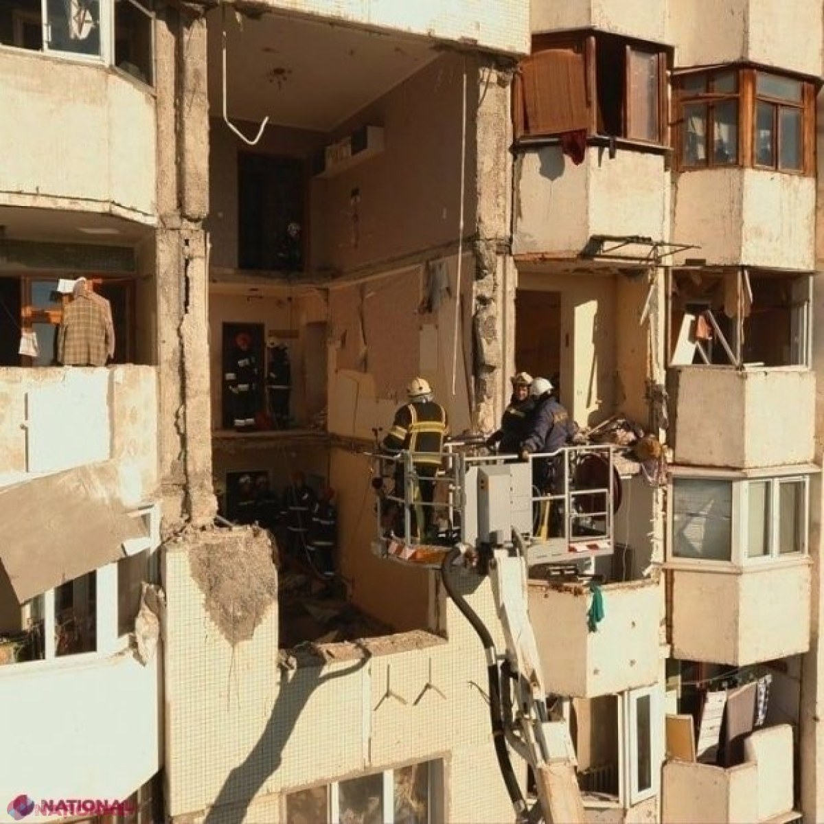 Salvatorii și pompierii care au intervenit imediat după explozia din BLOCUL GROAZEI, decorați cu Ordinul „Credință Patriei” și Medalia „Pentru vitejie”