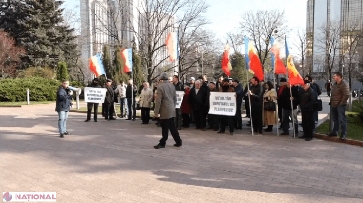 Acțiune de PROTEST în fața Parlamentului: „R. Moldova are nevoie de stat de drept, nu de sistem uninominal”