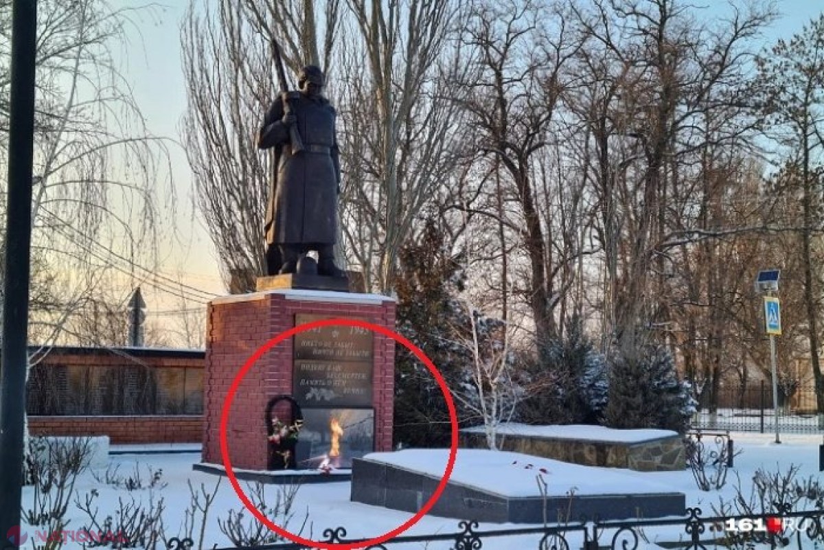 FOTO // „Modă NOUĂ” în regiunea Rostov din Rusia: „Focul veșnic” - pe ecran, la monumentul soldatului sovietic, fiindcă gazul „e prea scump”