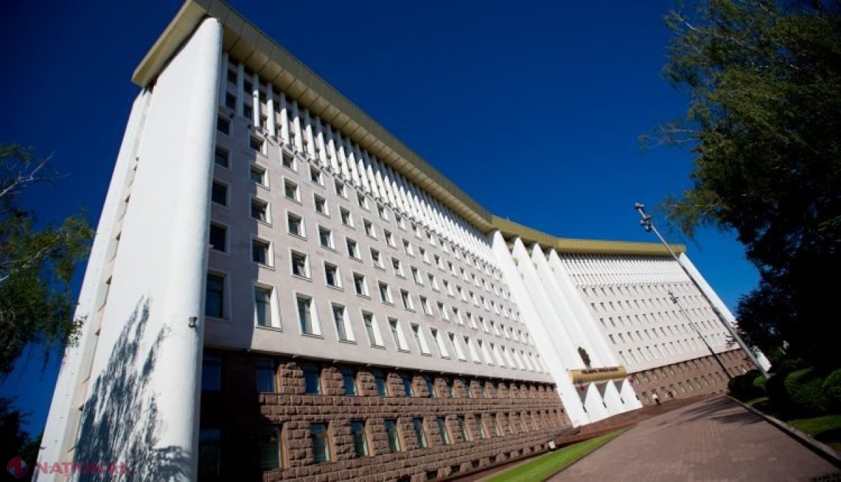 Parlamentarii își donează calculatoarele mai multor școli și instituții culturale din republică