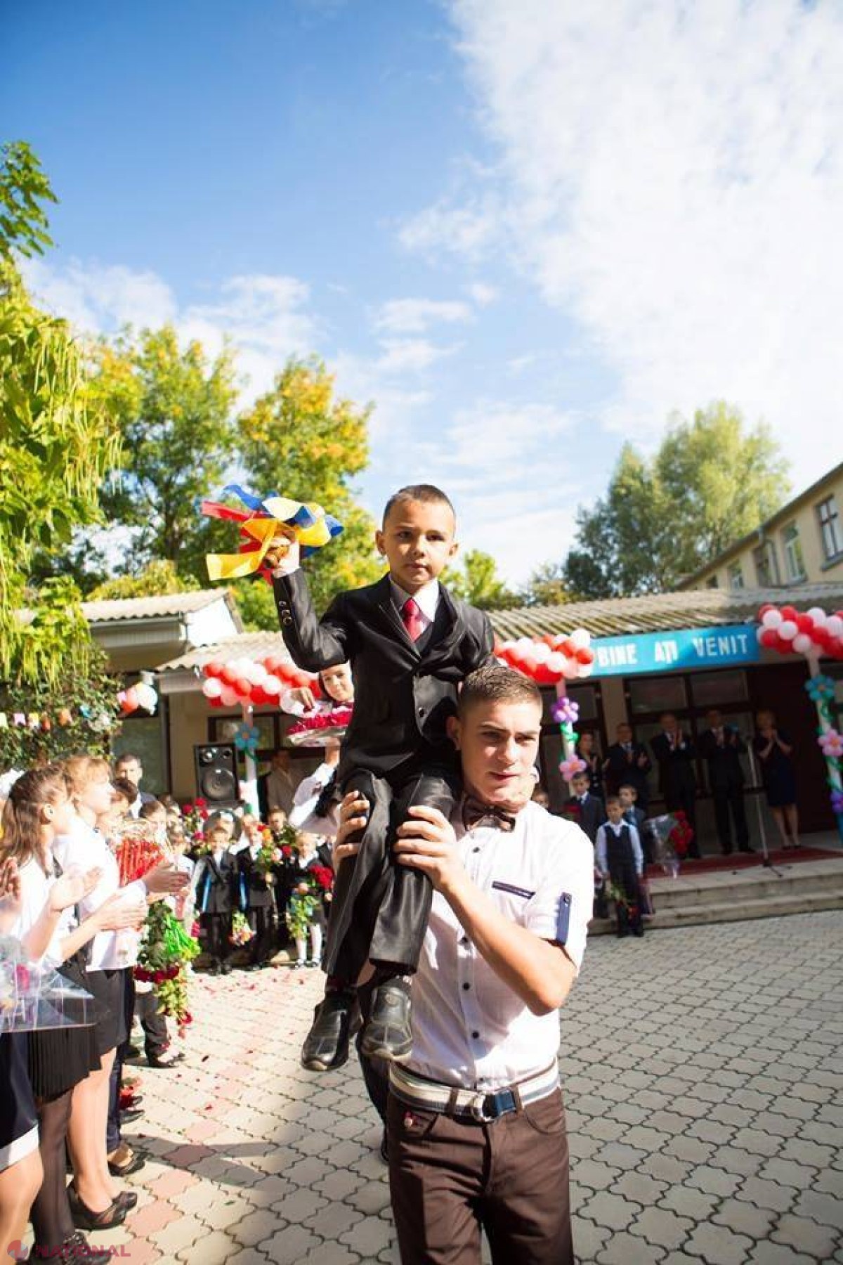 REPORTAJ FOTO // Președintele Timofti și-a retrăit PRIMUL SUNET la școala din sat