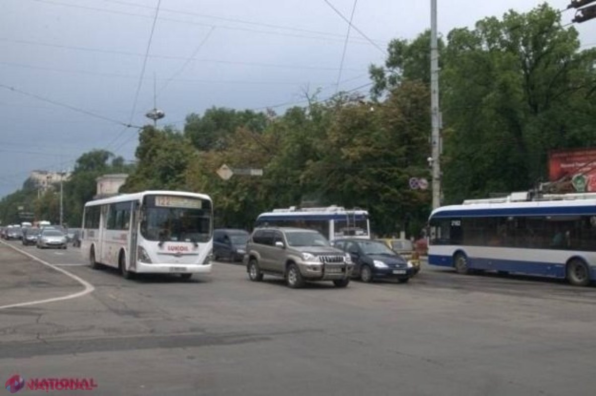 Traficul rutier, SUSPENDAT pe încă o stradă din centrul Chișinăului, dar REALUAT pe alta 