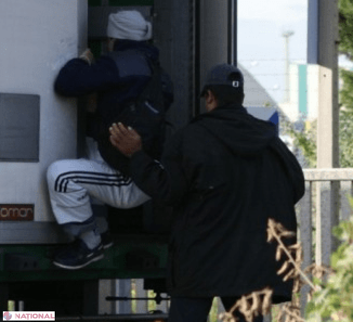 Moldoveni, ajunși în UE în cisterne cu vin