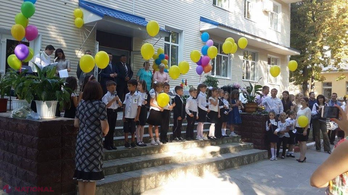 FOTO // Emoții mari de 1 septembrie: Absolvenții din clasa a XII-a le-au înmânat Abecedare picilor din clasa întâia