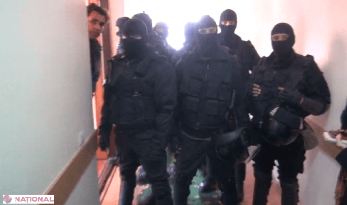 Jurnaliștii, ALUNGAȚI de mascați de lângă sala de judecată