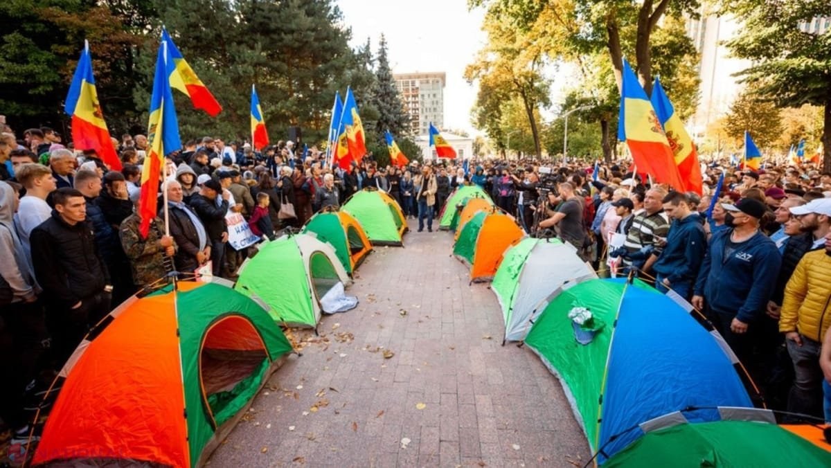 INTERCEPTĂRI // Protestul lui Șor ar urma să dureze o LUNĂ de zile, iar „top-activiștilor” li se promit remunerări de până la 75 000 de lei. Poliția îndeamnă cetățenii să NU participe la așa-numitul protest anunțat de „organizația criminală ȘOR”