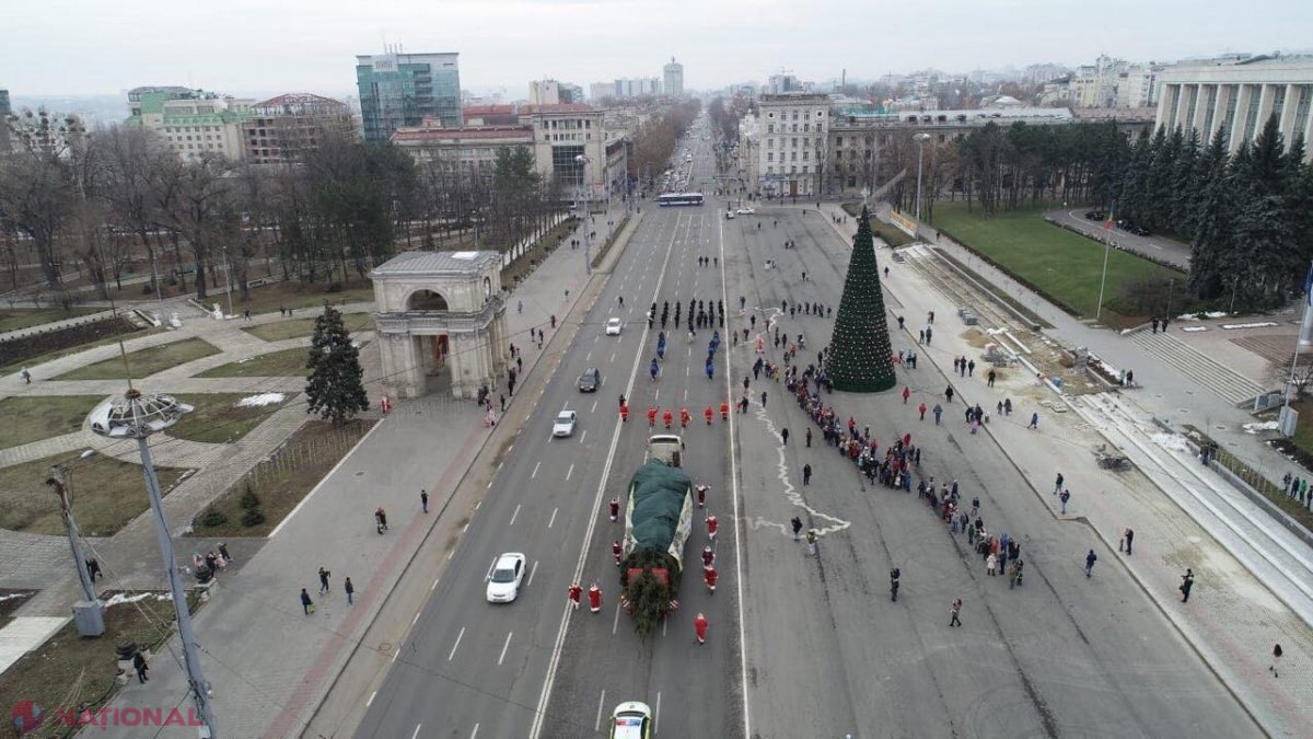 VIDEO // Bradul din România, adus cu fanfară, cai și numeroși Moși Crăciuni în centrul Chișinăului