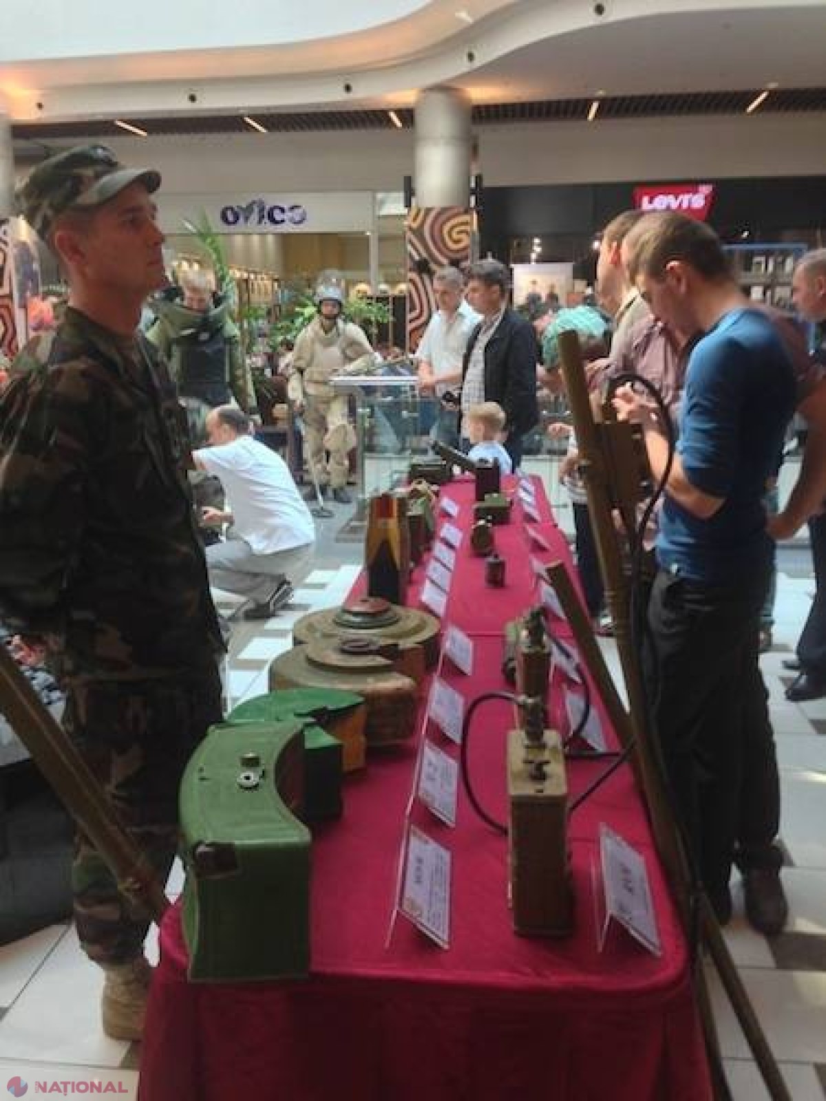 Premieră // Show militar la mall. Ministrul Apărării, încântat