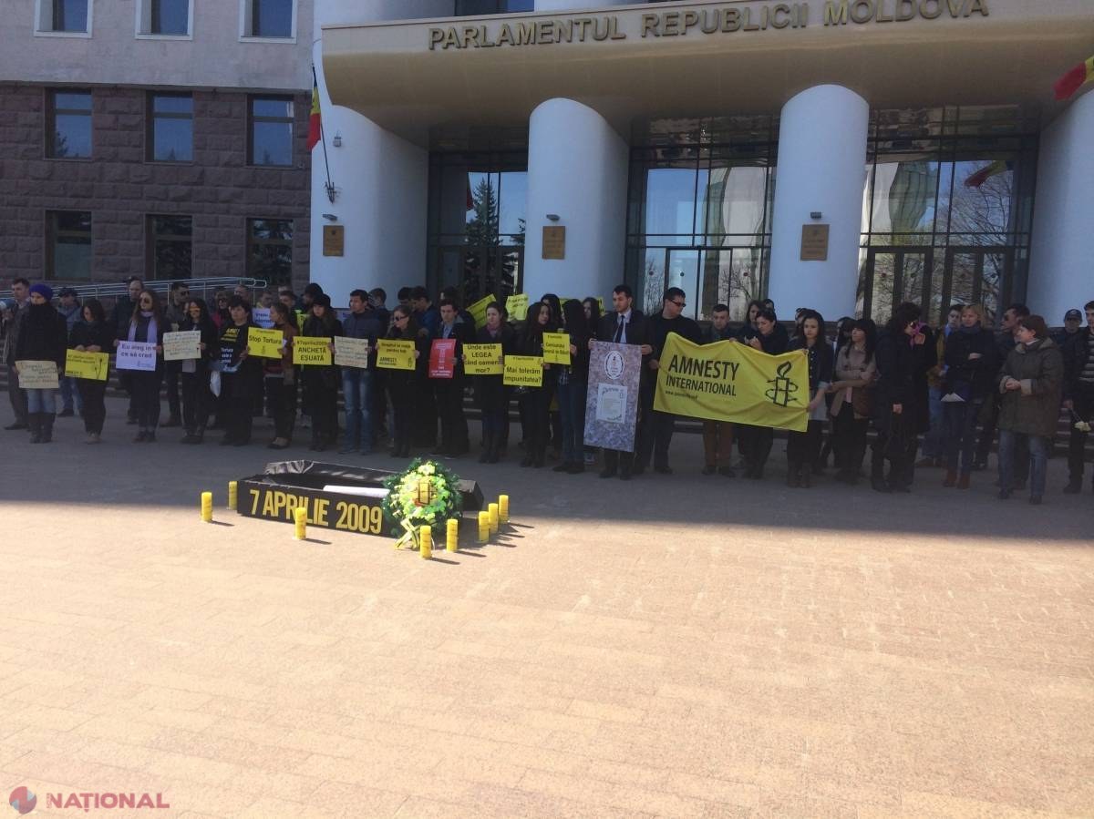 FOTO // Dosarul „7 aprilie”, „îngropat” în fața Parlamentului
