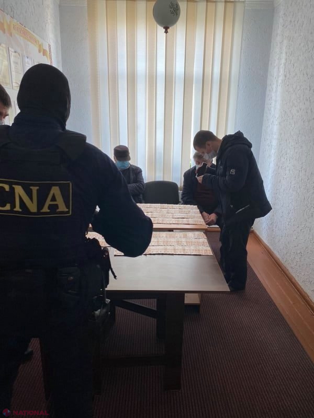 FOTO // Un primar din Ungheni și complicele său ar fi pretins peste 400 000 de mii lei de la un antreprenor, pentru ca să fie semnate procese-verbale de recepție finală a APEDUCTULUI din localitate