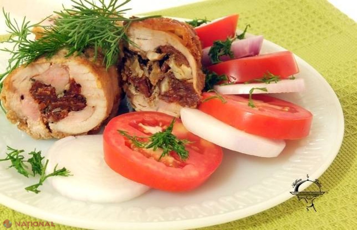 Ruladă din piept de pui cu nuci şi roşii uscate