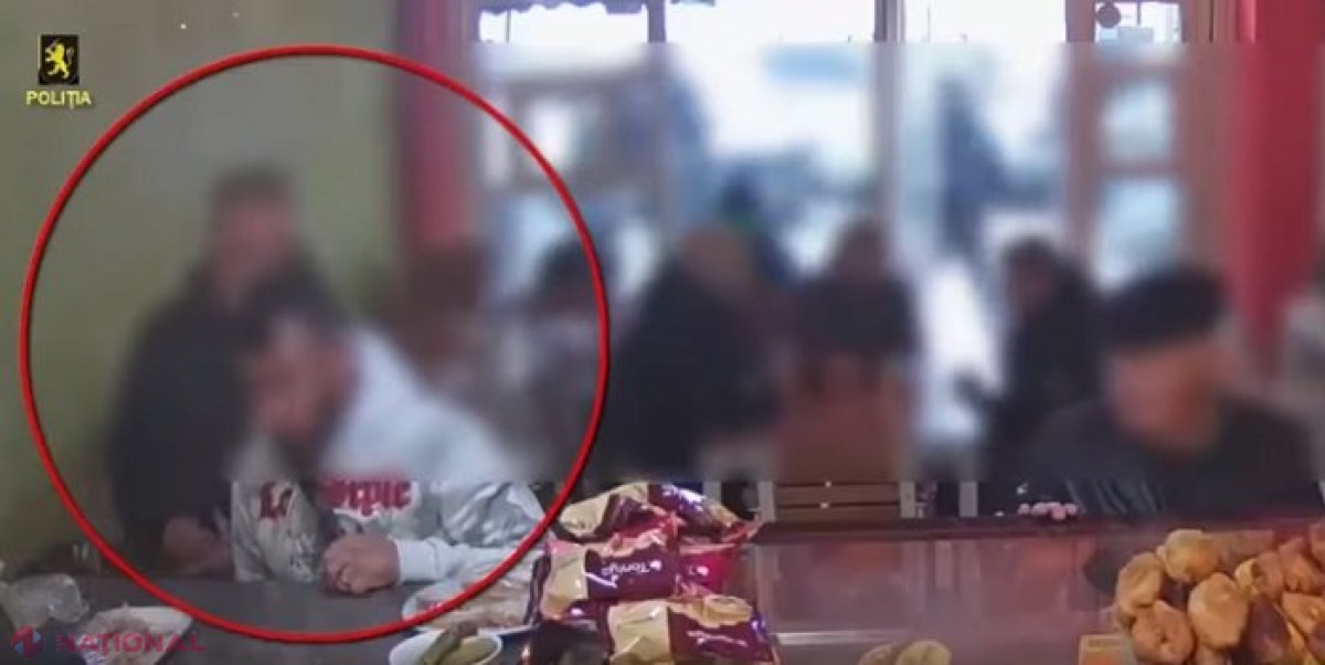 VIDEO // Momentul în care un bărbat este deposedat de bani, acte și telefon într-un local din Chișinău: Prejudicii de 22 000 de lei și pungași reținuți