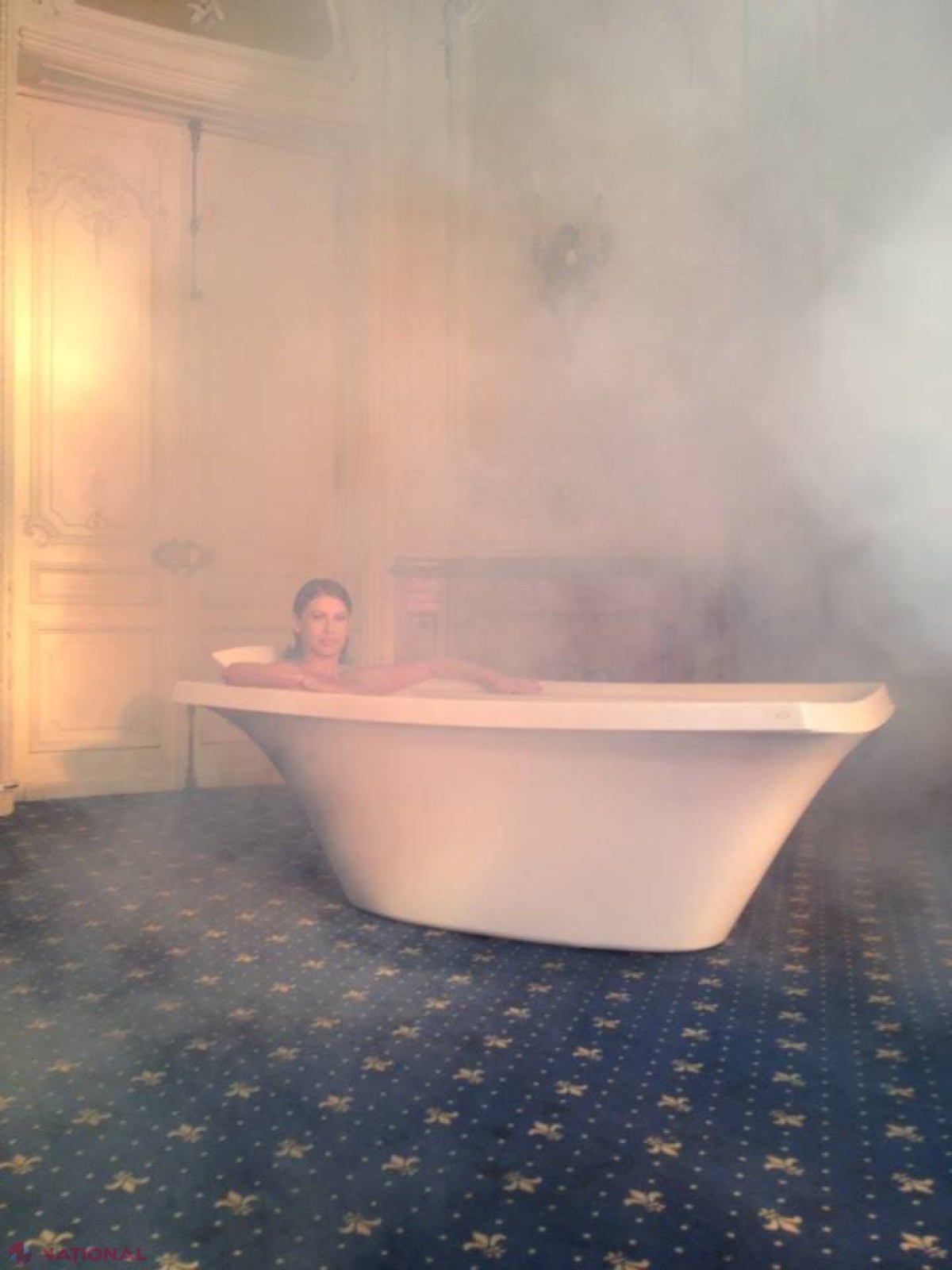FOTO // Natalia Barbu, dezgolită în noul videoclip. „Am petrecut 5 ore în cadă”