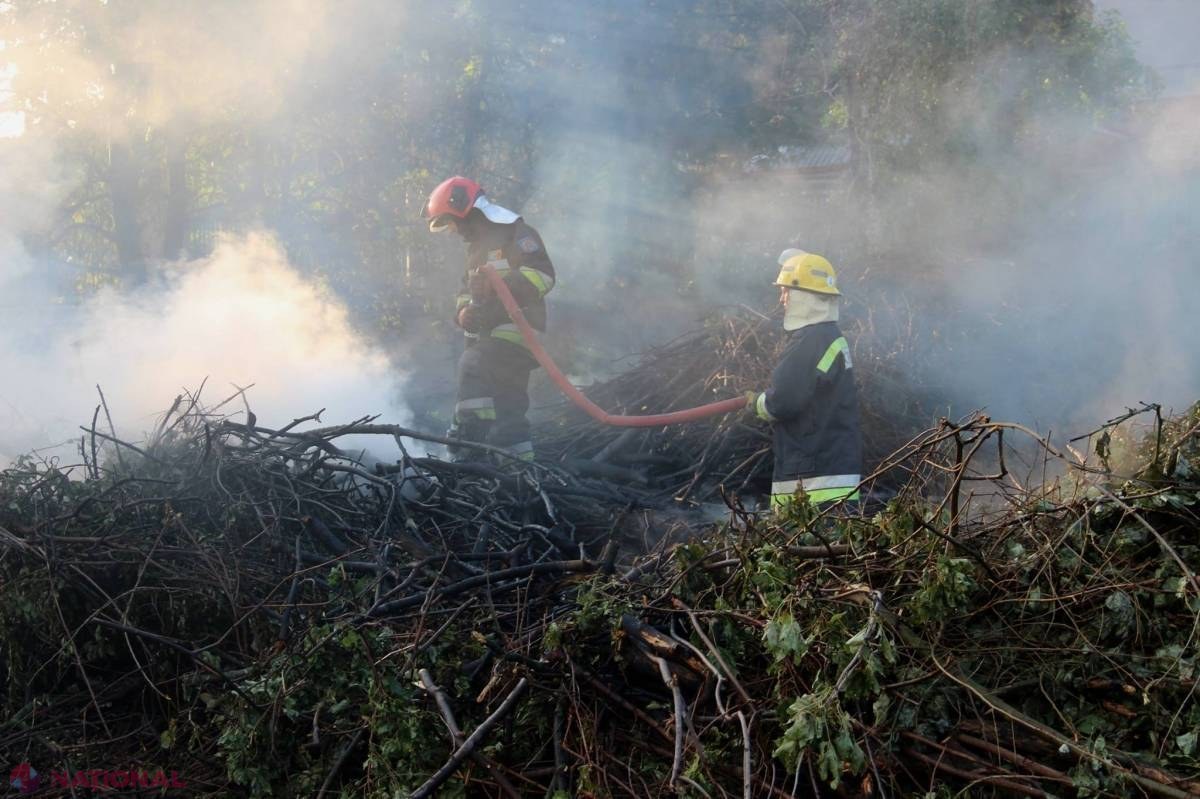 INCENDIU pe teritoriul fostului stadion republican din centrul capitalei unde sunt depozitate crengi: 80 de pompieri luptă cu flăcările