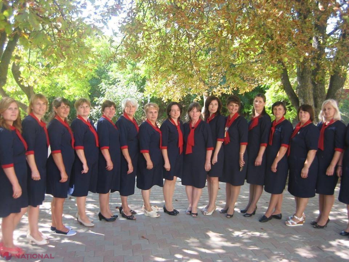 Uniforme nu numai pentru elevi, dar şi pentru învăţători: Cum s-au îmbrăcat profesorii unui liceu din R. Moldova la 1 septembrie 