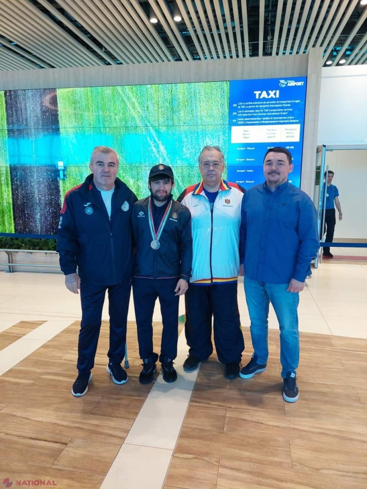 FOTO // Luptătorul Victor Ciobanu, întâlnit ca un adevărat erou la Aeroportul Internațional Chișinău. Atletul este al nouălea sportiv din R. Moldova calificat la Jocurile Olimpice Paris 2024