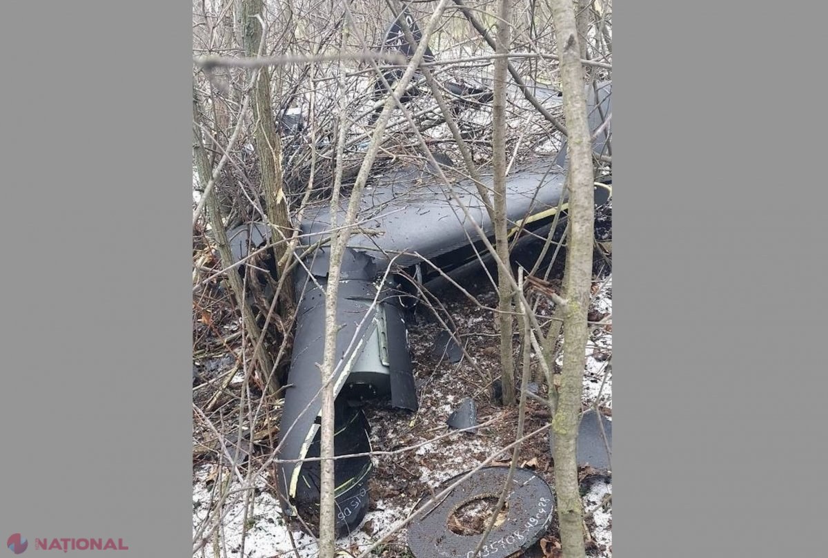 FOTO // O altă DRONĂ a pătruns neautorizat în spațiul aerian al R. Moldova. Aparatul zburător s-a PRĂBUȘIT într-o gospodărie din Crocmaz