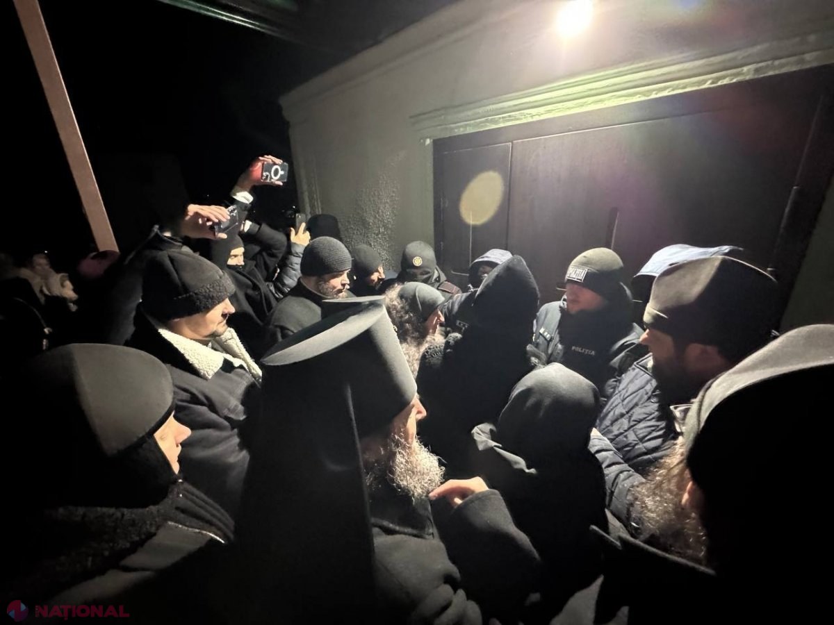 VIDEO // Reprezentanții bisericii controlate de Patriarhia Rusă au tăbărât în parohia din Dereneu, care aparține Mitropoliei Basarabiei. Polițiștii prezenți la fața locului au fost BRUSCAȚI de preoții mitropoliei subordonate Moscovei