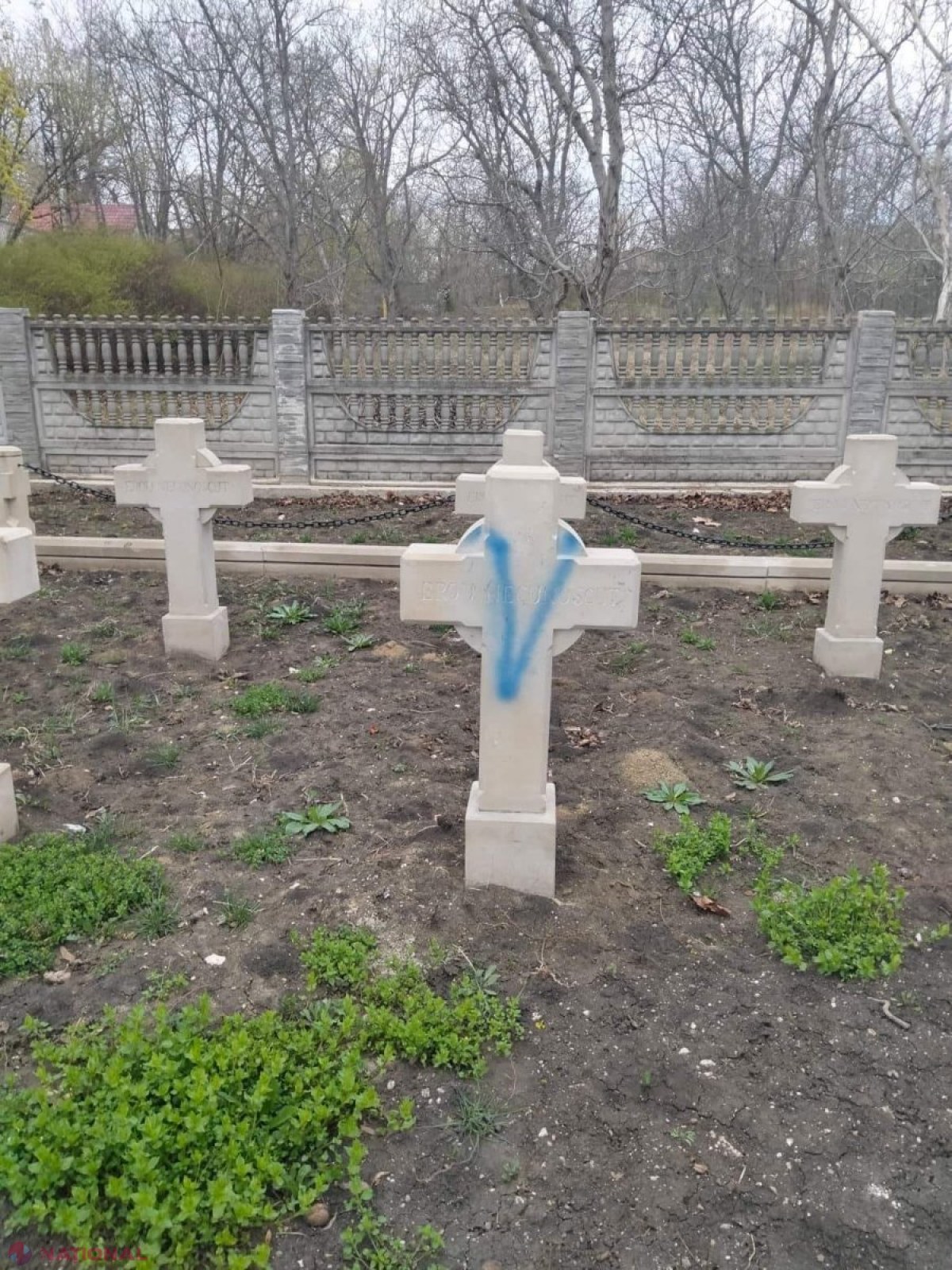 FOTO // „Z” și „V”, însemnele INVAZIEI RUSEȘTI în Ucraina, pe chipul lui Hristos și CRUCILE din Cimitirul eroilor români dezrobitori de la Fălești. Socialistul Sava s-a LĂUDAT cu „prima reacție” la interzicerea simbolurilor respective în R. Moldova