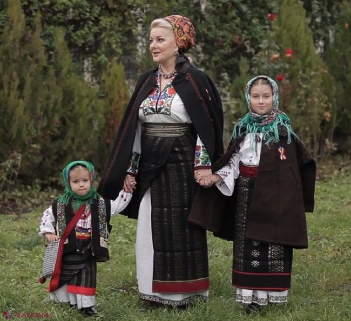 VIDEO // Mesajul emoționant al interpretei Maria Iliuț, transmis alături de nepoțelele sale, de Ziua României: „Să ajungem la anul întregirii”