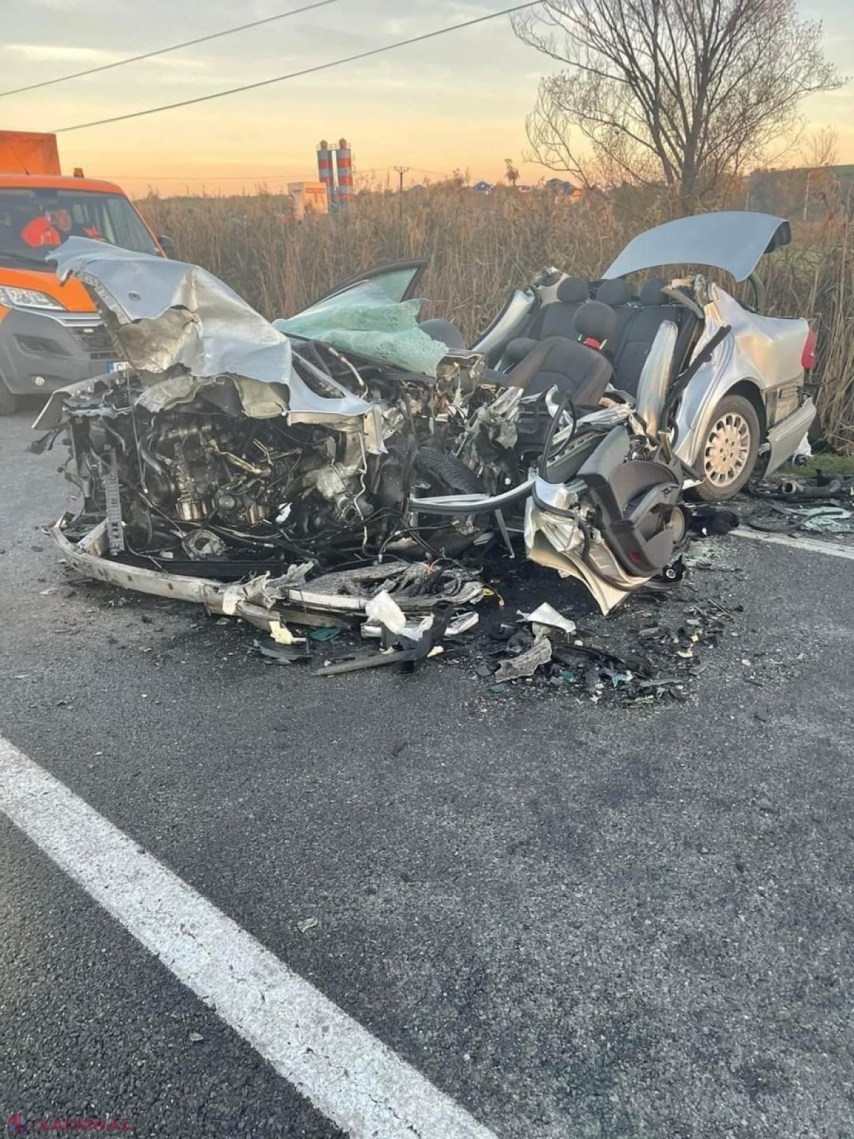 FOTO // Accident cumplit în România, cu implicarea a doi cetățeni din R. Moldova ce se întorceau din Franța. Şoferul de 23 de ani a decedat