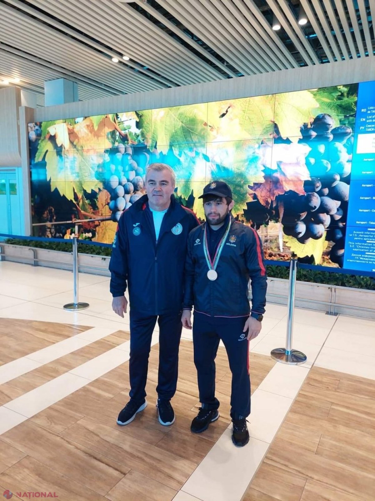 FOTO // Luptătorul Victor Ciobanu, întâlnit ca un adevărat erou la Aeroportul Internațional Chișinău. Atletul este al nouălea sportiv din R. Moldova calificat la Jocurile Olimpice Paris 2024