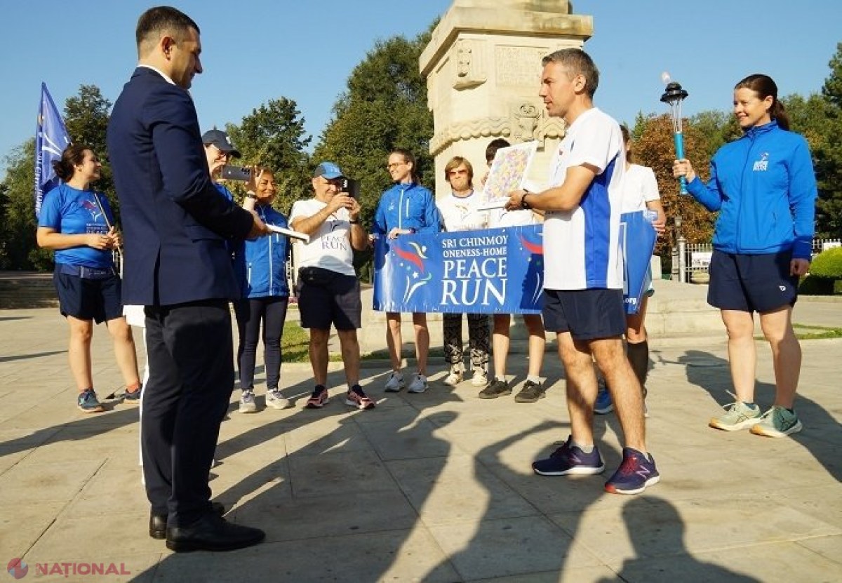 Torța pentru Pace, care a pornit din Portugalia în luna martie, întâmpinată la Chișinău, după ce a traversat mai multe state europene
