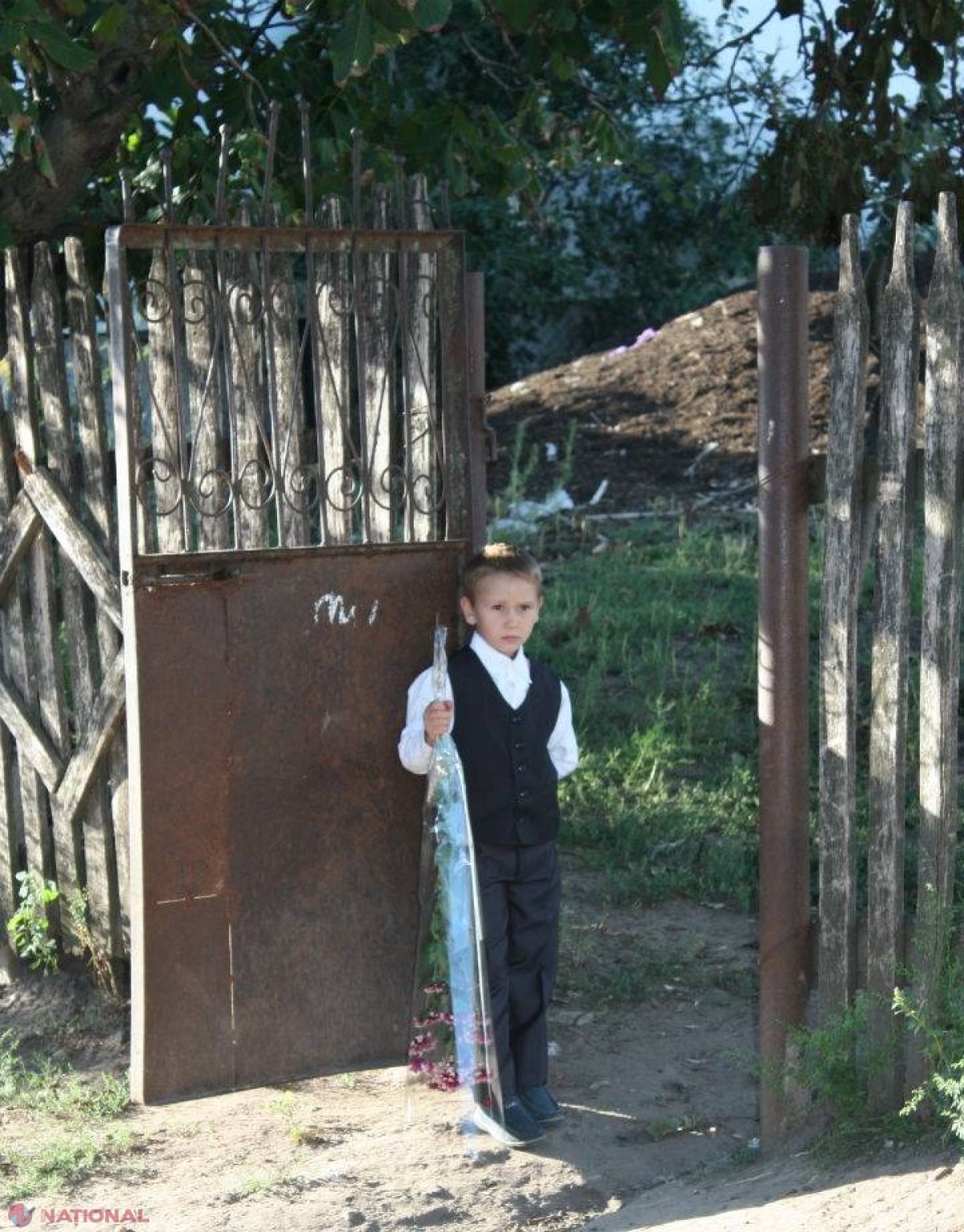 REPORTAJ // 1 septembrie: „Lasă, Ionel, că te îmbracă mama frumos și o să fii și tu în rând cu ceilalți copii”
