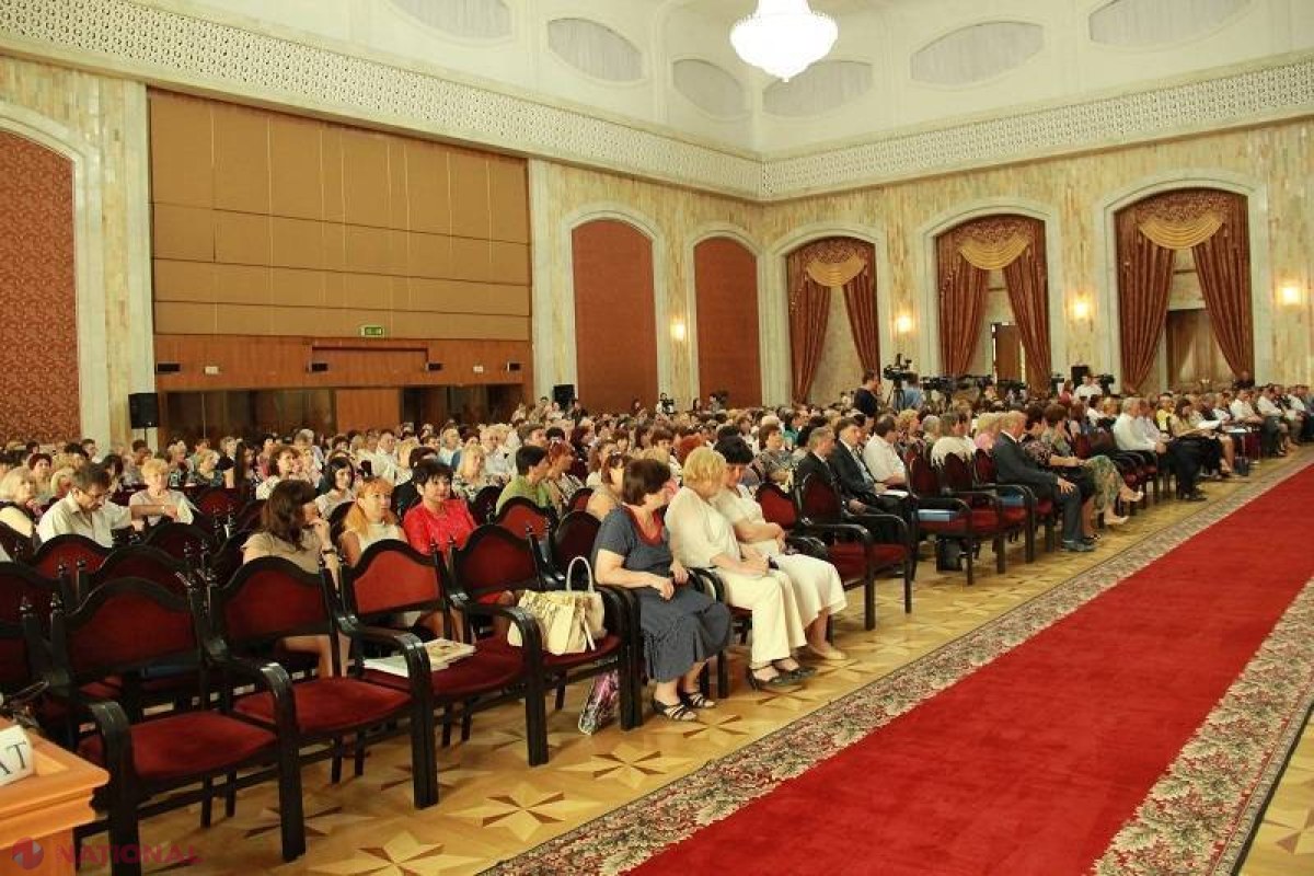 Profesorii, multumiți și nu prea de majorarea salariului și de prevederile noului Cod al Educației