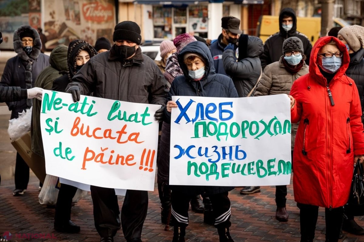 FOTO // „Nu ne luați pâinea de la gură”! Peste o sută de oameni au cerut IEFTINIREA pâinii, în cadrul unui flash-mob organizat la „Franzeluța”
