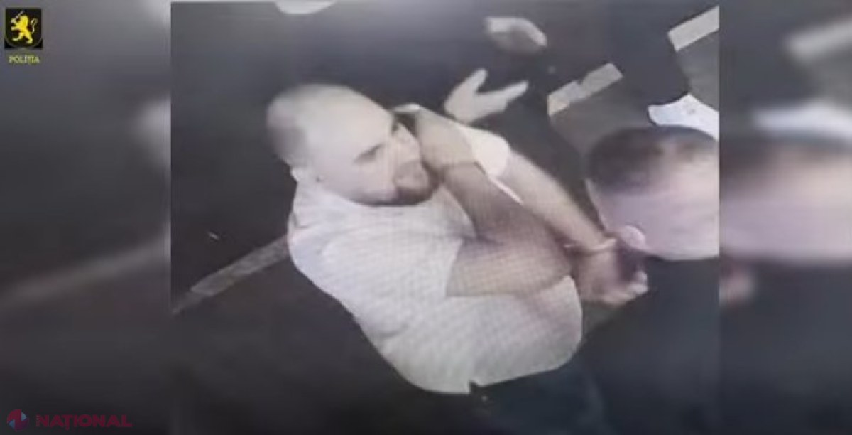 VIDEO // Recunoașteți bărbatul din imagini: Ar fi furat un lanț din aur în valoare de 100 de mii de lei dintr-un local situat în Chișinău