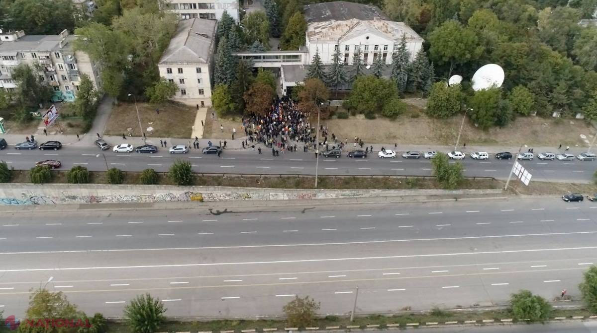 FOTO // Circa 200 de protestatari cer abrogarea sistemului MIXT. Unii analiști explică de ce protestele sunt eșuate: „E vorba de lipsa de mesaje coerente”