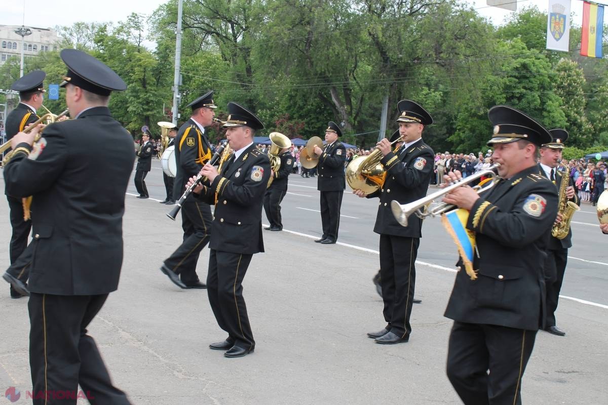 FOTO // Ziua Europei, marcată cu FANFARE și DANSURI în centrul Chișinăului!