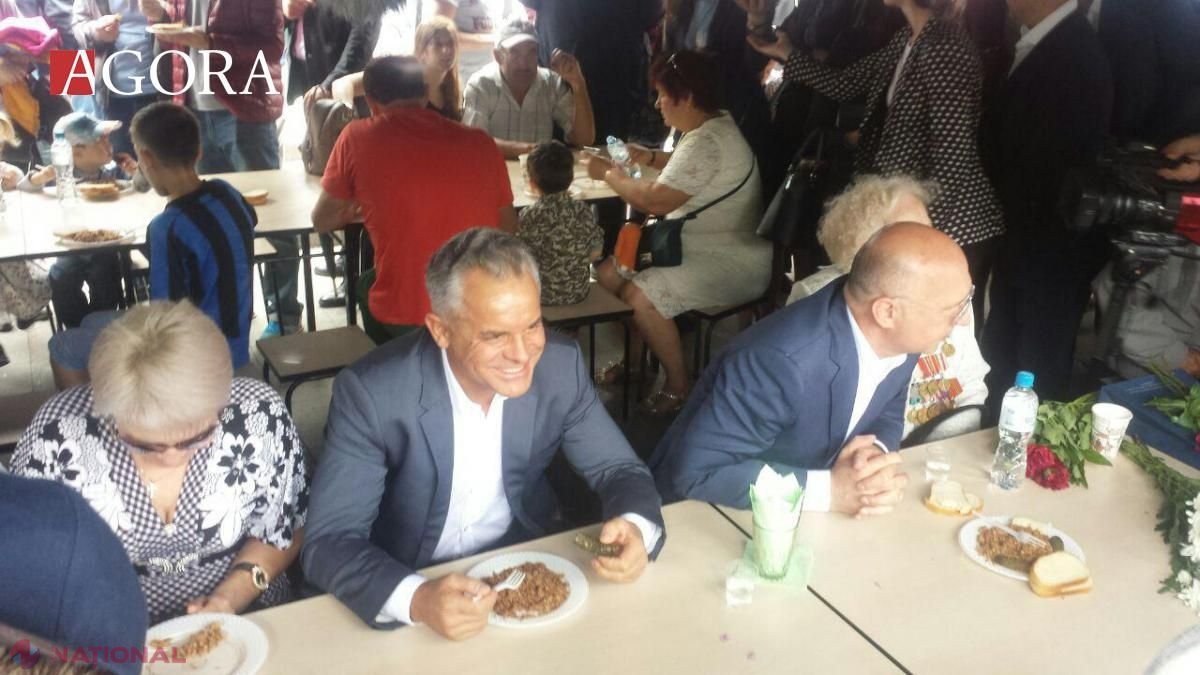 FOTO // Meniu „ostășesc” pentru Plahotniuc, Candu și Filip. Cei trei au mâncat hrișcă și castraveți murați la cantina mobilă din Scuarul Catedralei
