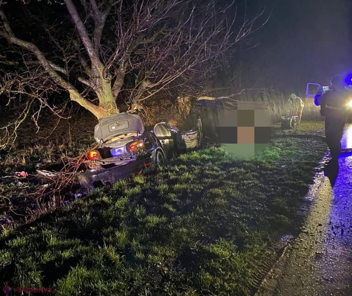 FOTO // Doi minori au MURIT, după ce mașina în care se aflau s-a izbit violent într-un copac de pe marginea drumului. Șoferul de 16 ani a decedat de ziua sa de naștere