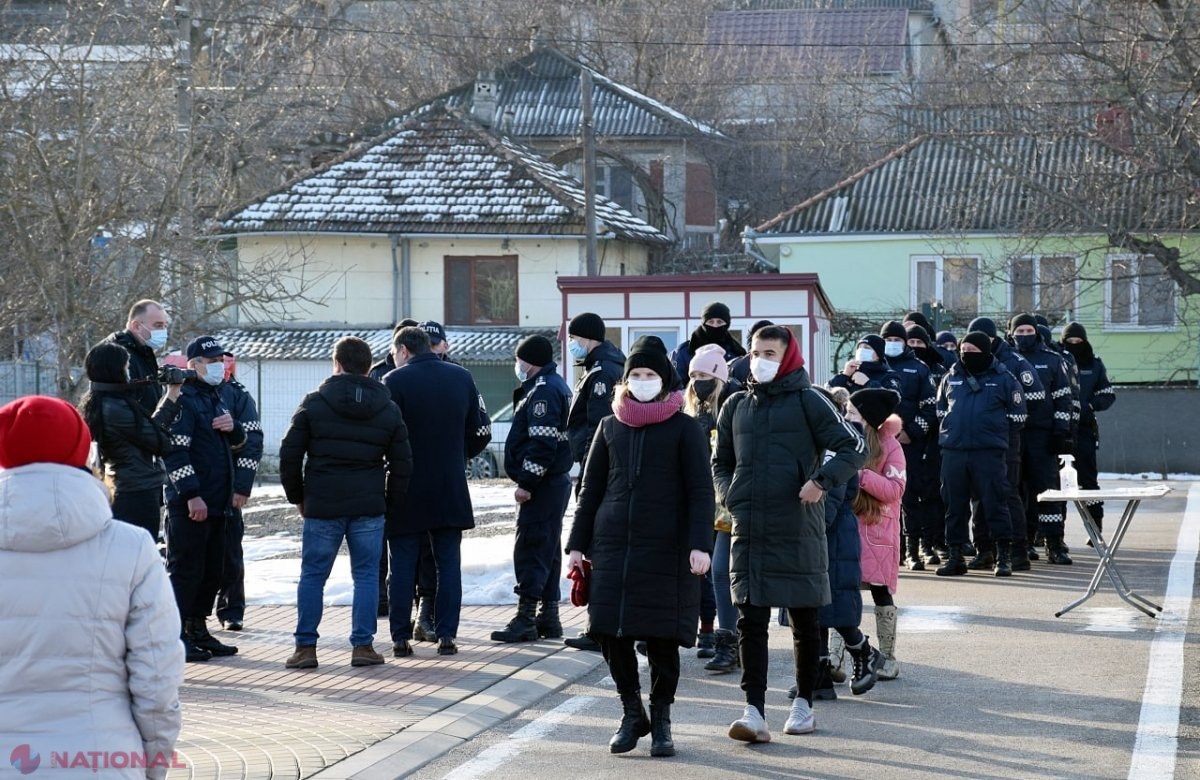 FOTO // Spirite încinse la Orhei, unde zece de polițiști au împânzit „OrheiLand”. Guvernarea este acuzată că a „luat sub asediu” parcul de distracții: „Aceasta este o bătaie de joc, Poliția a alungat copiii din parc”