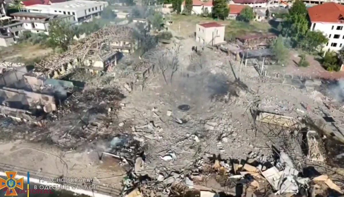 VIDEO // Rușii au BOMBARDAT orașul Zatoka, una dintre destinațiile preferate ale moldovenilor. Mai multe clădiri rezidențiale au fost făcute una cu pământul. Imagini GROAZNICE cu distrugerile făcute de armata lui Putin 