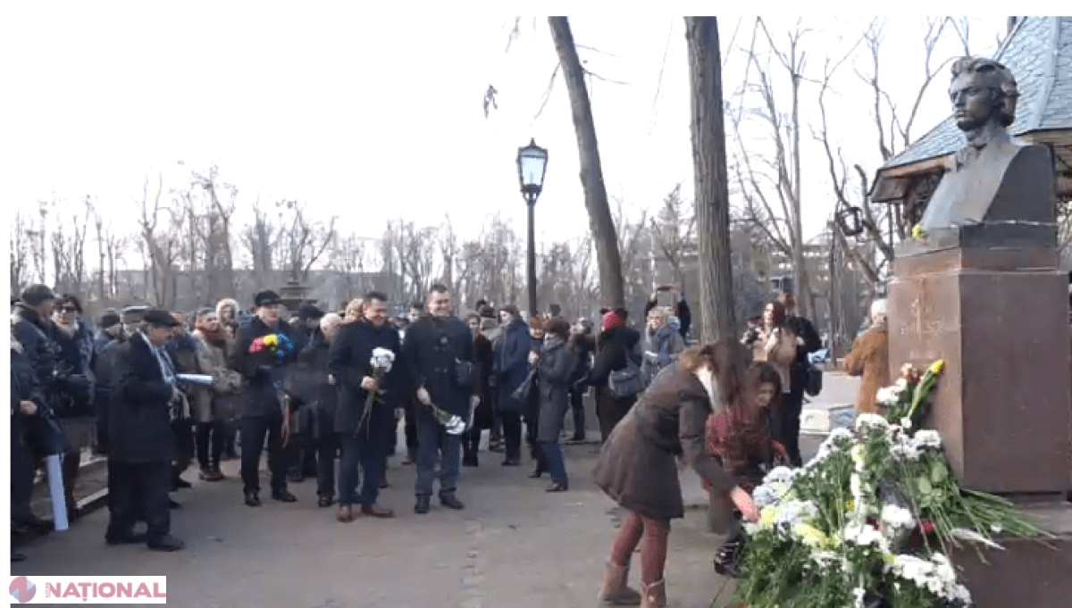 VIDEO // Rânduri la busutul lui Mihai Eminescu de pe Aleea Clasicilor, la 168 de ani de la nașterea poetului
