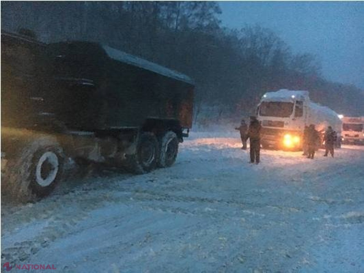 Mobilizare GENERALĂ pe drumurile din republică. Polițiștii, carabinierii, salvatorii și pompierii vor PATRULA pe parcursul nopții principalele trasee. Armata a scos tehnica pentru a ajuta șoferii blocați