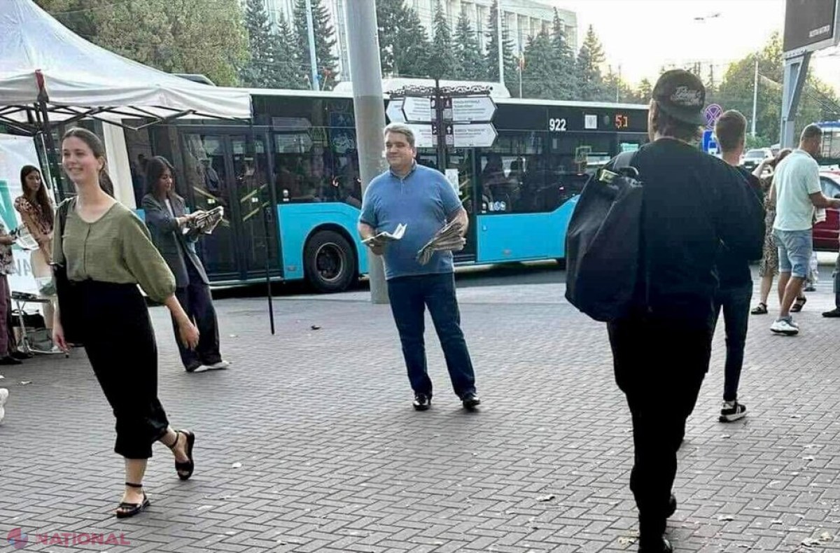 Un șef de DIRECȚIE din cadrul Primăriei Chișinău, surprins făcând campanie pe străzile capitalei: „În primăria lui Ivan Ceban, șefii de direcții generale, funcționari publici plătiți din bani publici, împart pliante cu șeful”
