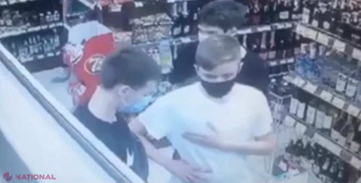 VIDEO // Recunoașteți acești trei tineri din imaginile video? Au lovit o femeie în plină stradă la Buiucani ca să-i fure portmoneul și lănțișorul din aur de la gât