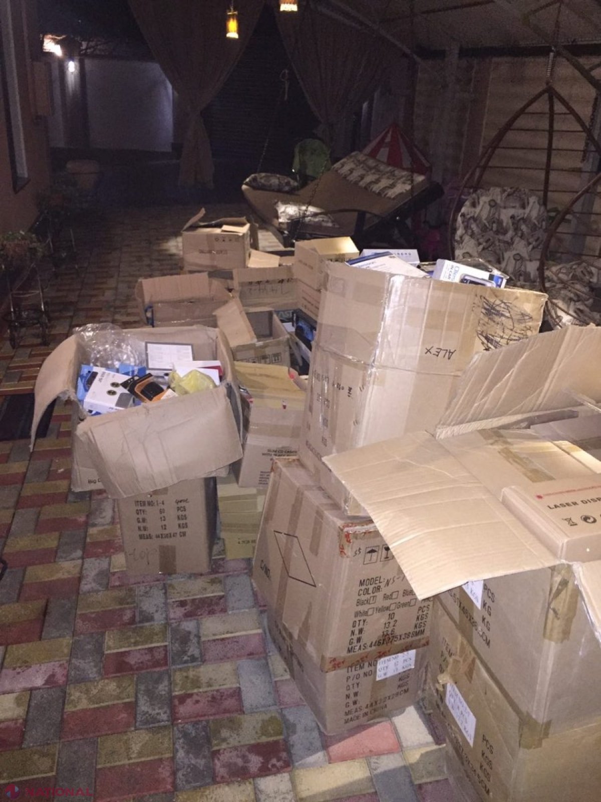 VIDEO // Operațiune de amploare într-un caz de CONTRABANDĂ cu mărfuri de larg consum procurate de la Odesa și aduse ilegal prin Transnistria. A fost nevoie de implicarea BPDS „Fulger”