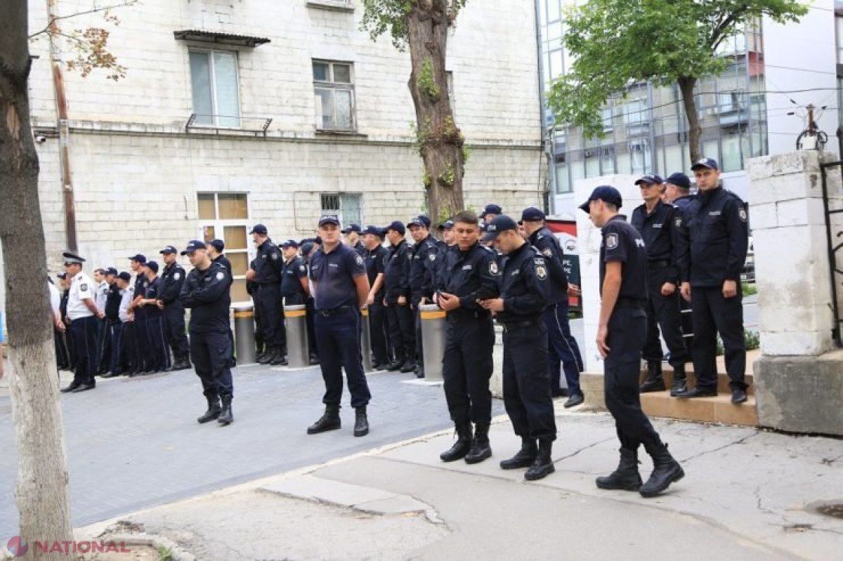 De ce erau mobilizați mulți polițiști la sediul PD? „Se uită că exact această poliție apăra recent concetățenii noștri, care erau bombardați cu ouă de ,,pochi” și babe îmbrobodite”