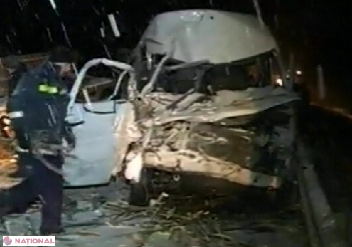 Accident grav lângă Leușeni // Un microbuz care se deplasa spre Italia a lovit un tractor. Toți pasagerii ai ajuns la spital