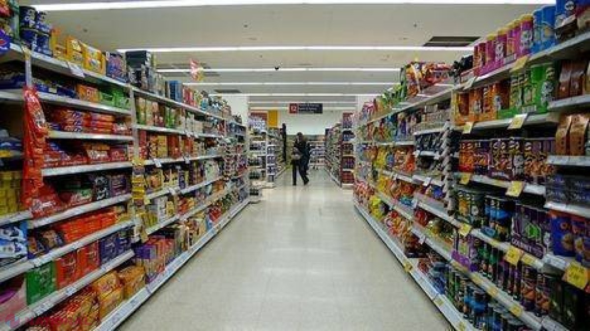Produse expirate sau din viitor într-un supermarket din capitală