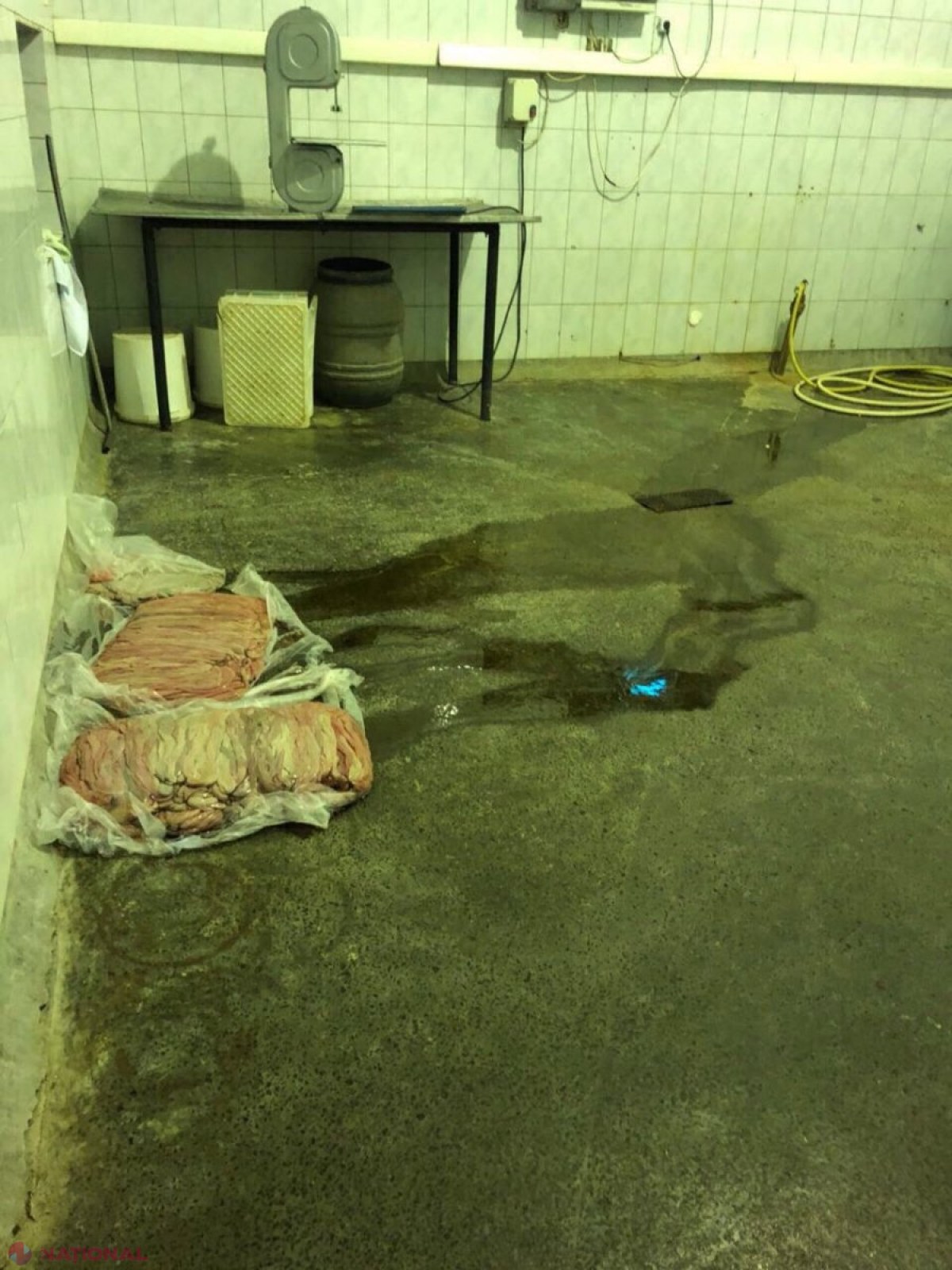 FOTO // Autoritățile nu s-au AUTOSESIZAT în legătură neregulile prezentate de Poliție la „Meat House”?: „Prima măsură care urma să fie aplicată e sigilarea focarului de mizerie cronică, iar produsele să fie retrase din orice vitrină din magazine”