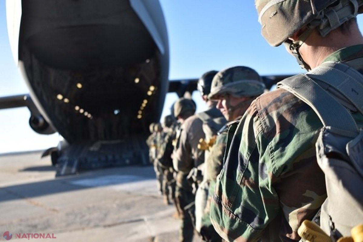 FOTO, VIDEO // Militarii din R. Moldova, instruiți de colegi din SUA să efectueze salturi cu parașuta de la o înălțime de 350 de metri: „Exercițiu reușit”